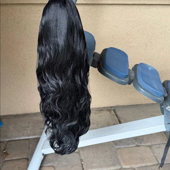 Luxurious Black Wavy Wig - Picture 2 of 7